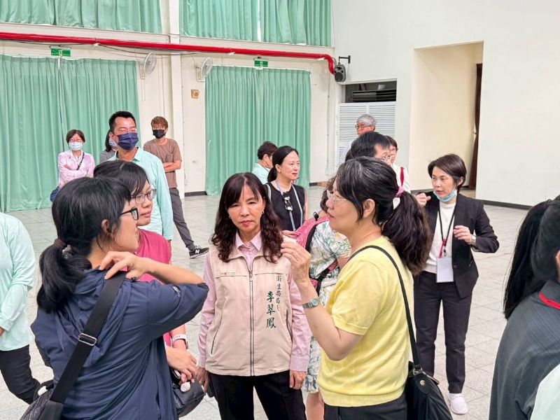 衛生局李翠鳳局長與 與會來賓皆熱烈討論